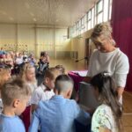 Schulleiterin Mandy Schwinger mit den Erstklässlern